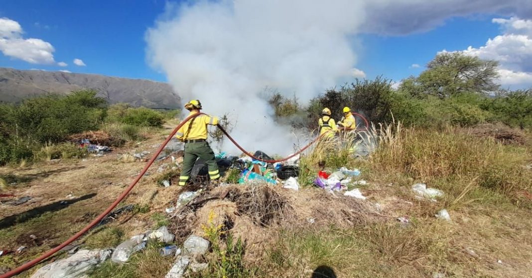 incendio-forestal-en-un-loteo,-detras-de-una-estacion-de-servicio